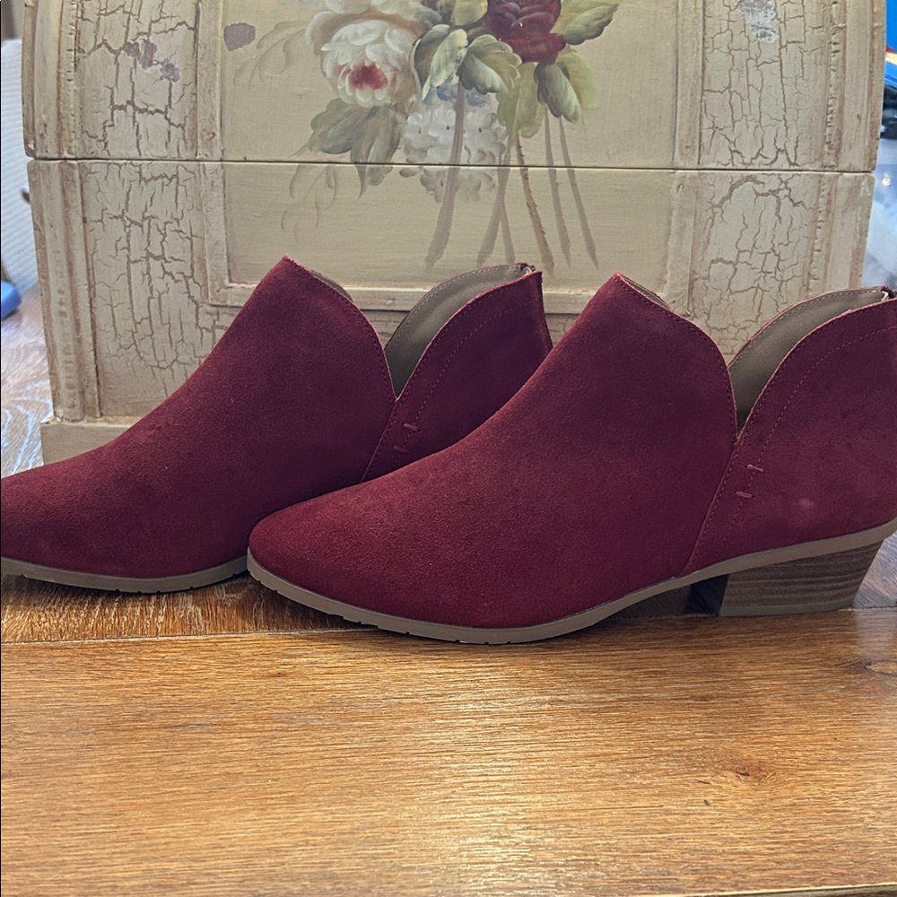 Reaction Kenneth Cole Burgundy Ankle Booties